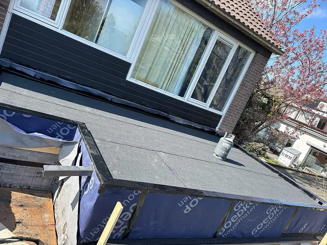 Plat dak van een dakkapel met nieuwe bitumen dakbedekking